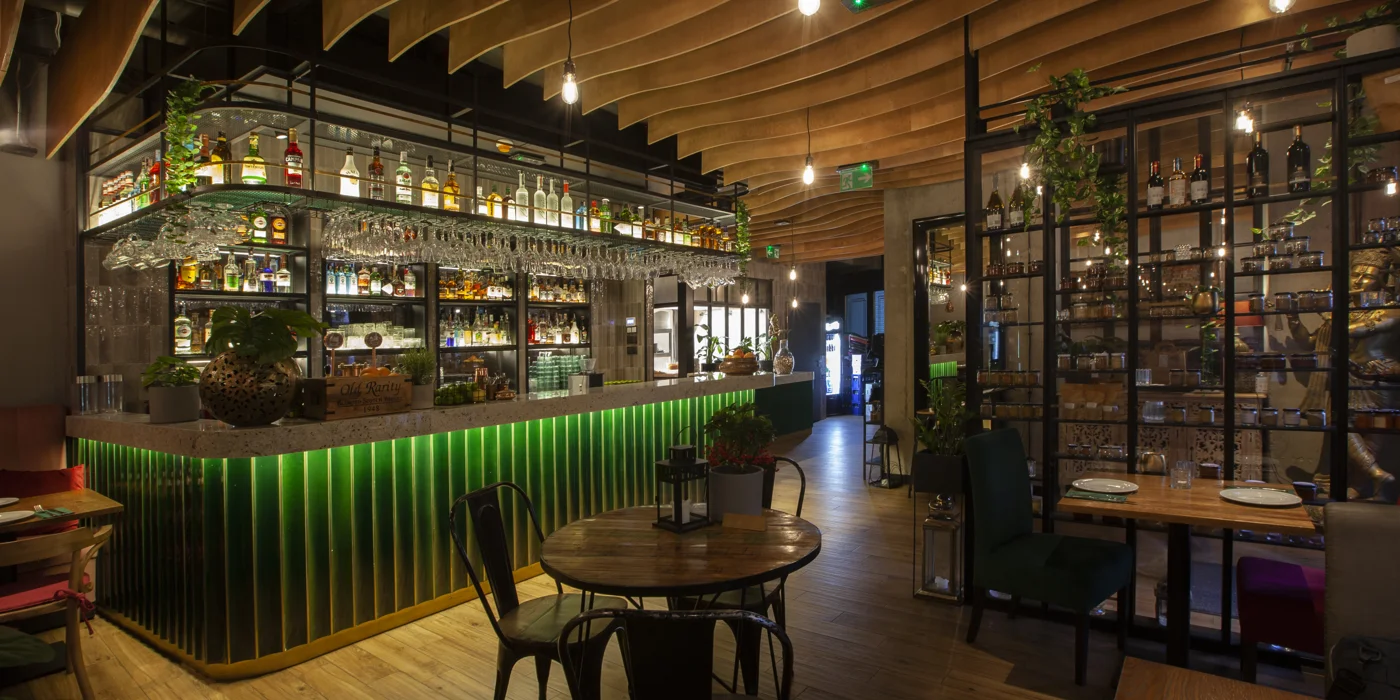 Drewniane wnętrze i stoliki restauracji Bombaj Masala Wola