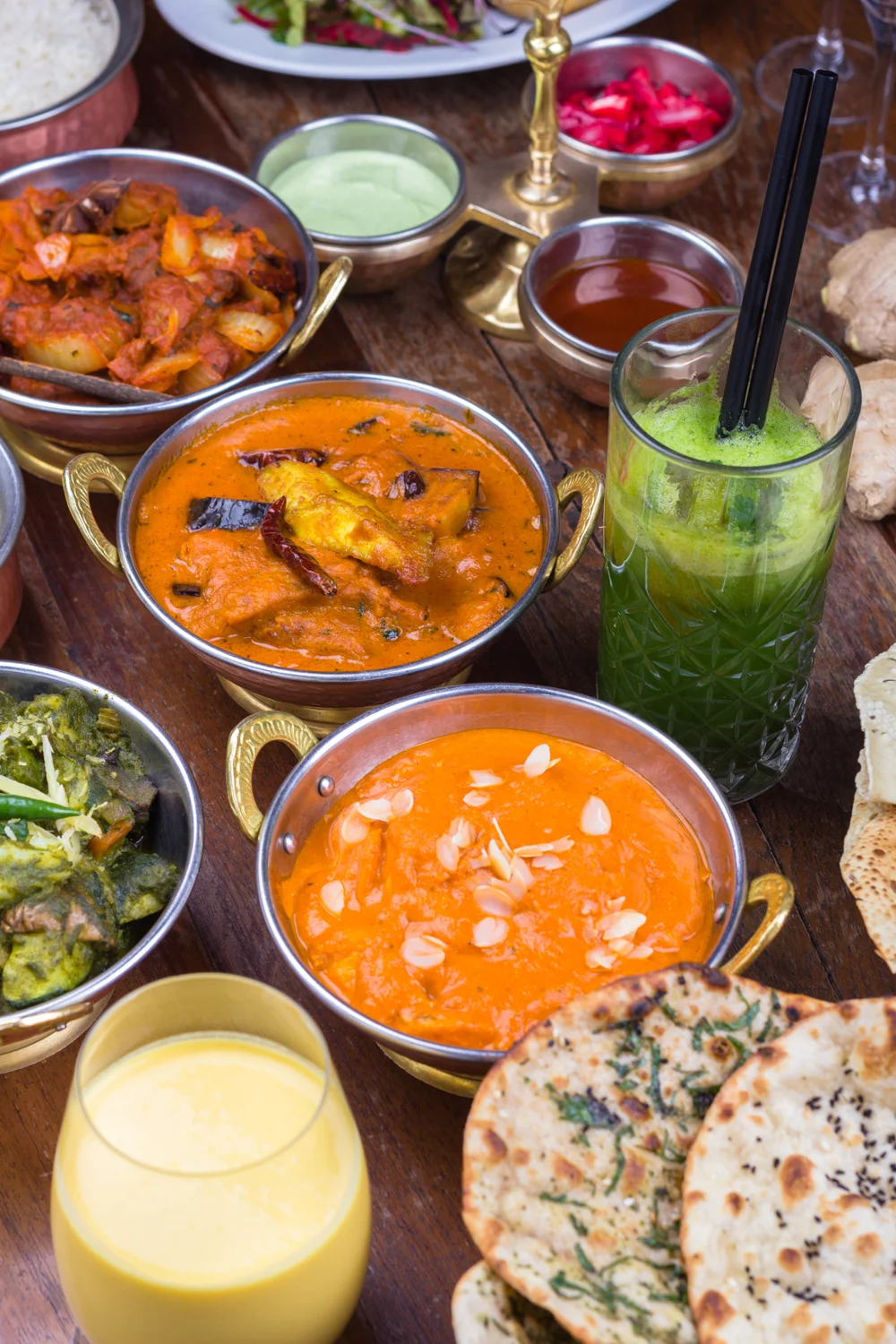 Indyjskie curry i dania z pieca tandoor na stole